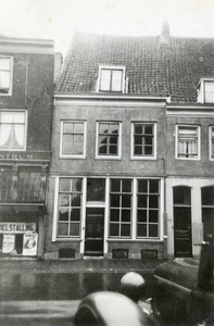 811655 Gezicht op de voorgevel van het huis Neude 34 te Utrecht, onderdeel van het pand van de Graan- en meelhandel ...
